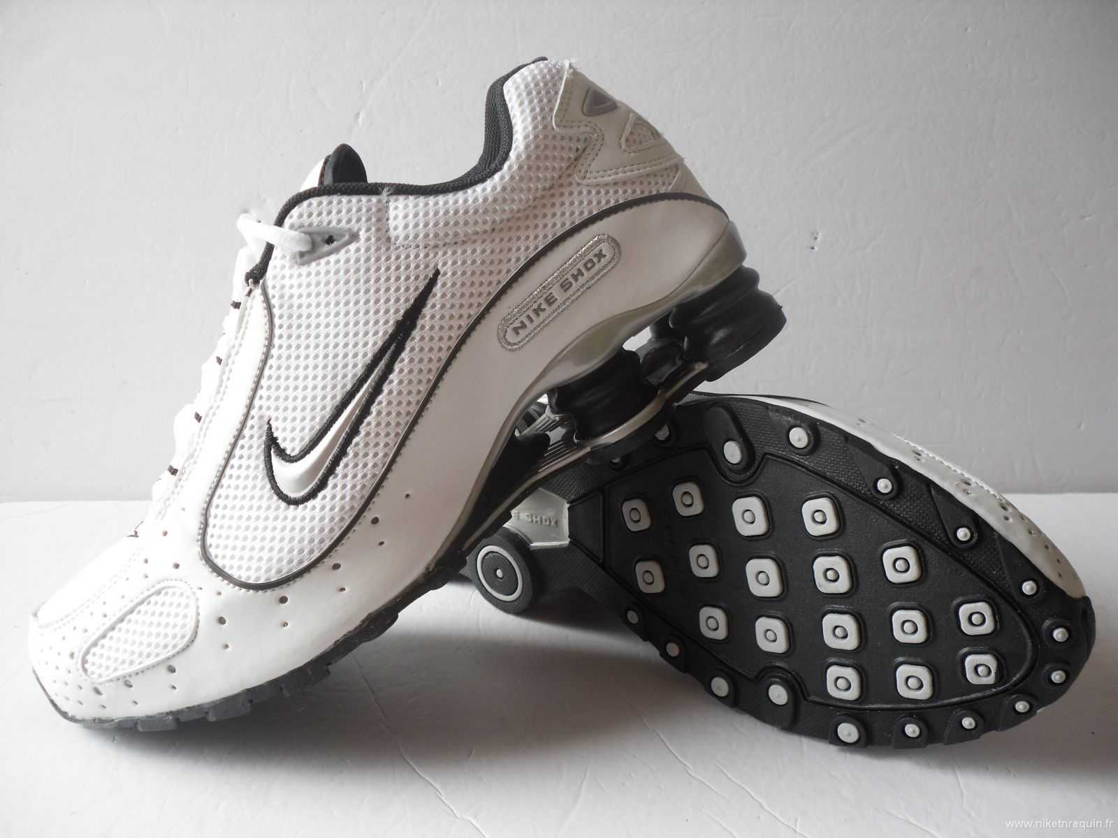 blanc et noir Nike Shox R4 baskets (1).JPG